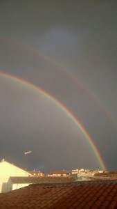 arco iris doble sobre tejados