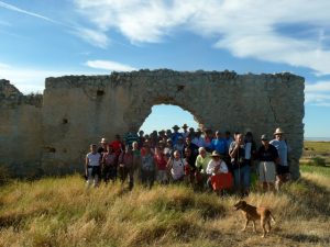 foto de familia ante las ruinas de San Martín de Tremello