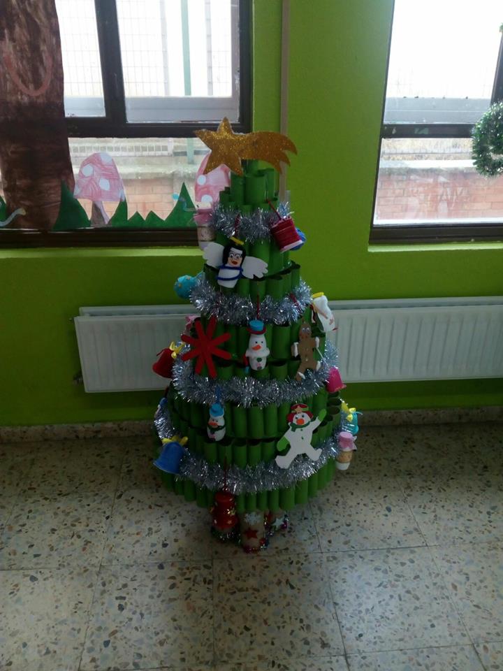 árbol de Navidad hecho con materiales reciclados